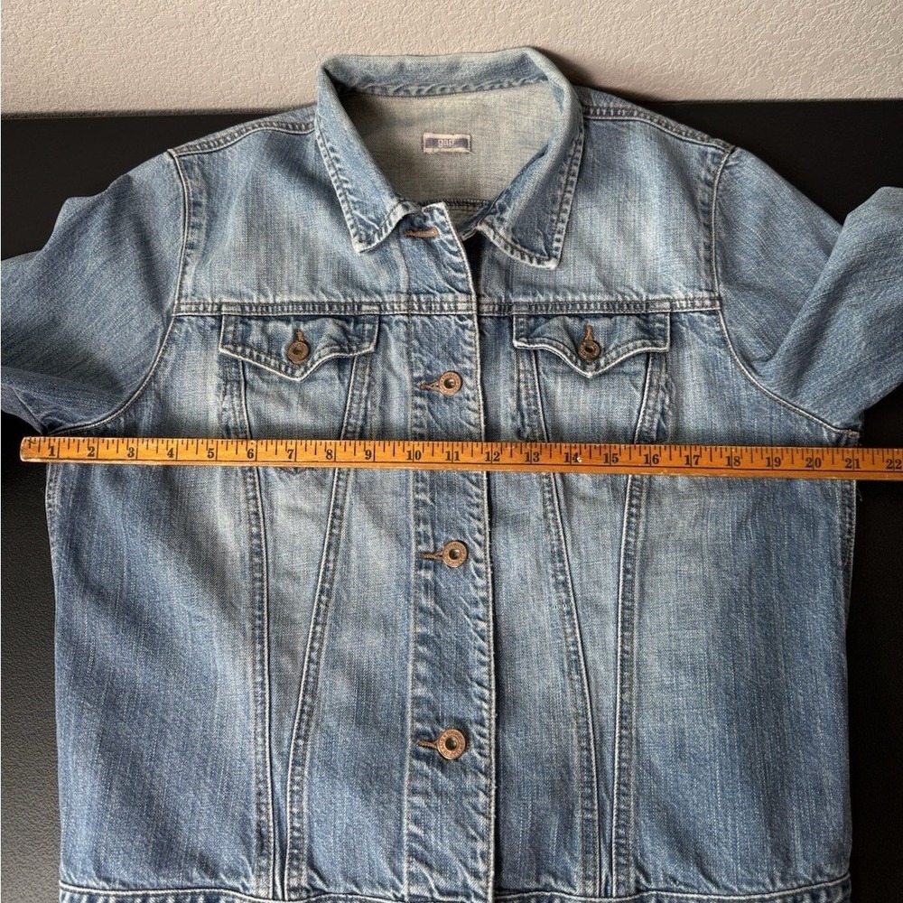 GAP Classic Blue Denim Trucker Jacket Women's‎ Size Medium Washed Jean Coat - Picture 3 of 8